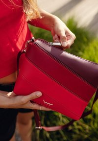 VUCH COALIE STRIPED - Taška s příčným popruhem - red