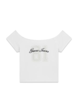 Biały krótki top odsłaniający ramiona z krótkimi rękawami, z napisem "Guess Jeans" i obrysowaną cyfrą "81" na przodzie.