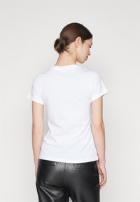 Calvin Klein Jeans INSTITUTIONAL LOGO 2 PACK - Tričko s potlačou - fiery red/bright white