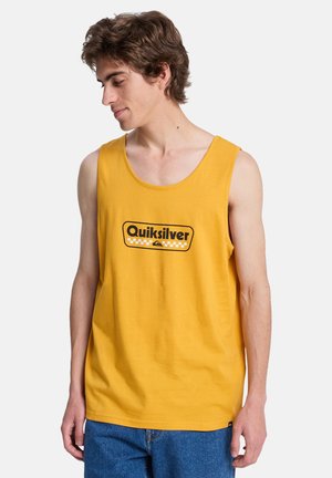 Geel katoenen tanktop met zwart "Quiksilver" logo en geruite accenten. Heeft een losse pasvorm en brede armsgaten.
