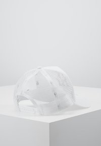 Thumbnail Image 3
