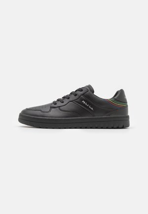 Czarny niski skórzany sneaker z czarną podeszwą, sznurówkami, napisem "PS Paul Smith" oraz wielokolorowym przeszyciem w pobliżu pięty.