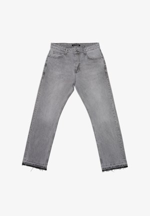 Hallid teksapüksid narmendavate äärega, viie tasku stiil, nööpnööri kinnis ja vöökoha silt valgel taustal.