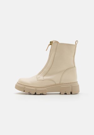 Gabor, Členkové čižmy na platforme - off-white