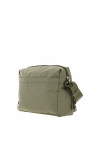 Borsa in tessuto verde oliva con un motivo testurizzato a quadri. Presenta una chiusura con zip, una tracolla regolabile e una tasca laterale per ulteriore spazio di archiviazione.