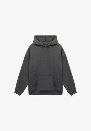 Sudadera con capucha de color gris oscuro, de mangas largas y con un bolsillo canguro en la parte delantera, presentada sobre un fondo blanco.