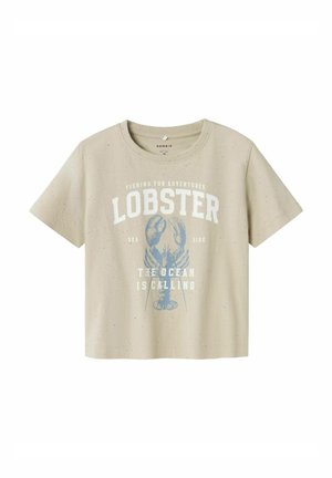 Beige kortærmet t-shirt med blå hummer grafik og tekst "Fishing for Adventures" og "The Ocean is Calling." Fremstillet af bomuldsblend.