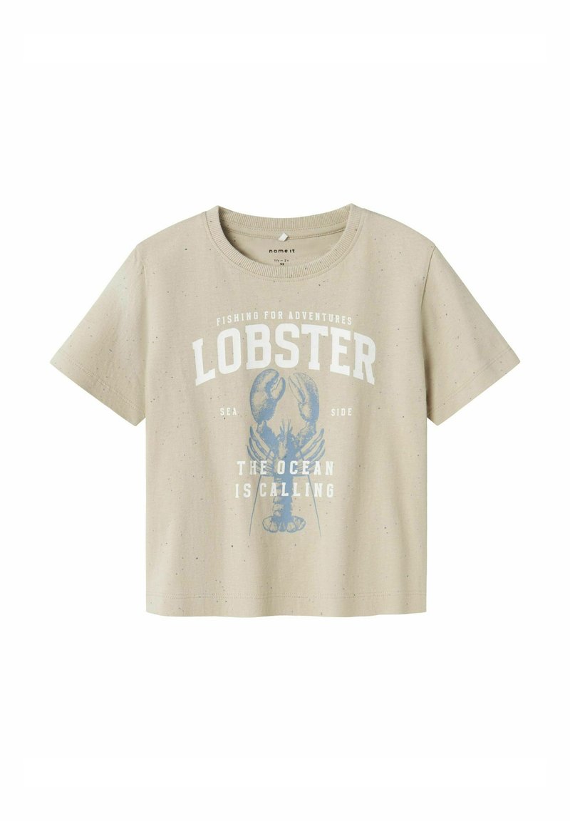 Beige kortærmet t-shirt med blå hummer grafik og tekst "Fishing for Adventures" og "The Ocean is Calling." Fremstillet af bomuldsblend.