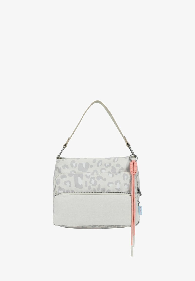 Sac à main gris clair avec un imprimé léopard discret, poche avant zippée, bandoulière unique, et tirette de fermeture éclair en corde nouée rose.