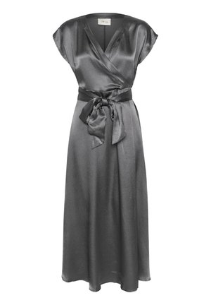 Abito avvolgente grigio in satin con maniche corte, scollatura a V profonda e cintura legata in vita. Design fluido con lunghezza midi, texture liscia e leggera lucentezza.