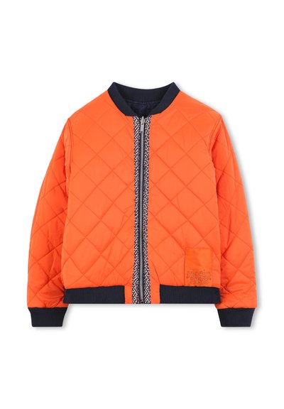 Veste matelassée orange avec poignets et col côtelés navy, dotée d'une fermeture éclair à l'avant et d'une poche avec le logo Kenzo Paris.