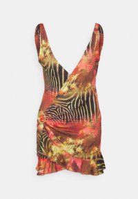 Vestido envolvente com um decote V profundo, estampa floral vibrante e padrão zebra, barra com babados e detalhe em anel dourado na cintura, feito de um tecido leve.