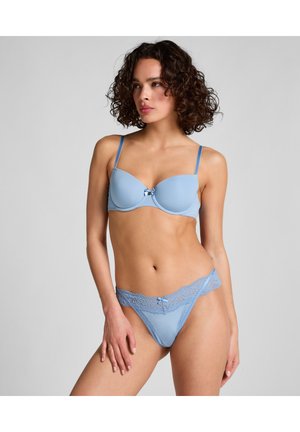 Hellblaues Lingerie-Set mit einem glatten, gepolsterten BH mit Spitzenbesatz und einem passenden String mit Spitzenakzenten und einer Schleifendetail.