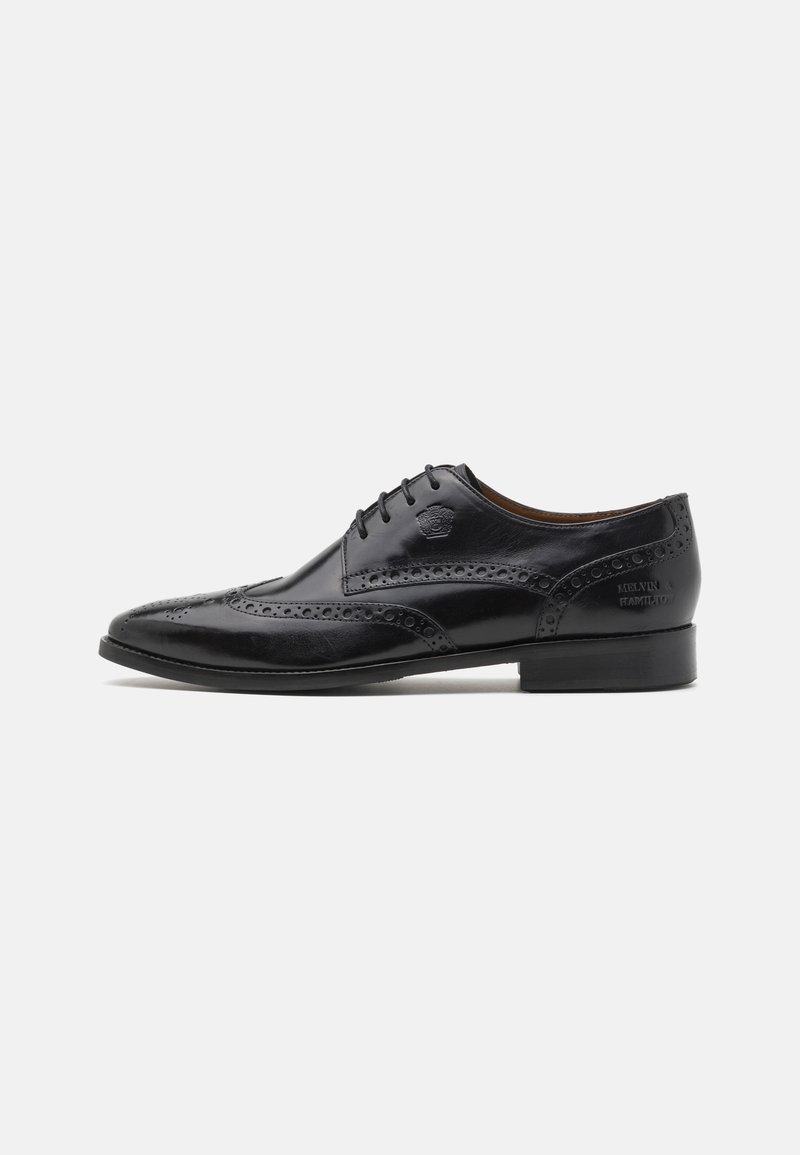 Scarpone oxford in pelle nera con dettagli brogue, design con allacciatura, punta affusolata e tacco piatto e basso. Texture liscia con logo impresso.