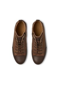 Sneaker in pelle marrone con upper testurizzato, chiusura con lacci e zip, e punta rinforzata marrone. Suola piatta e liscia.