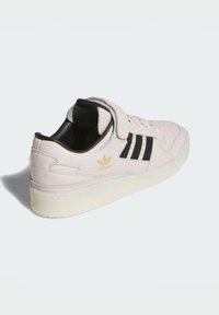 adidas Originals FORUM 84 - Training shoe - putty mauve   core black   ivory