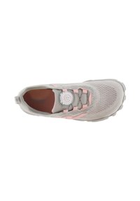 Sneaker grigio chiaro e rosa vista dall'alto, con tomaia in mesh, senza lacci tradizionali e sistema di chiusura a rotella tonda sulla linguetta.