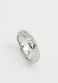 Zilveren ring met een ingewikkeld reliëfpatroon, met gladde randen en een gepolijste afwerking. Ronde vorm, gemiddelde breedte, reflecterende textuur.