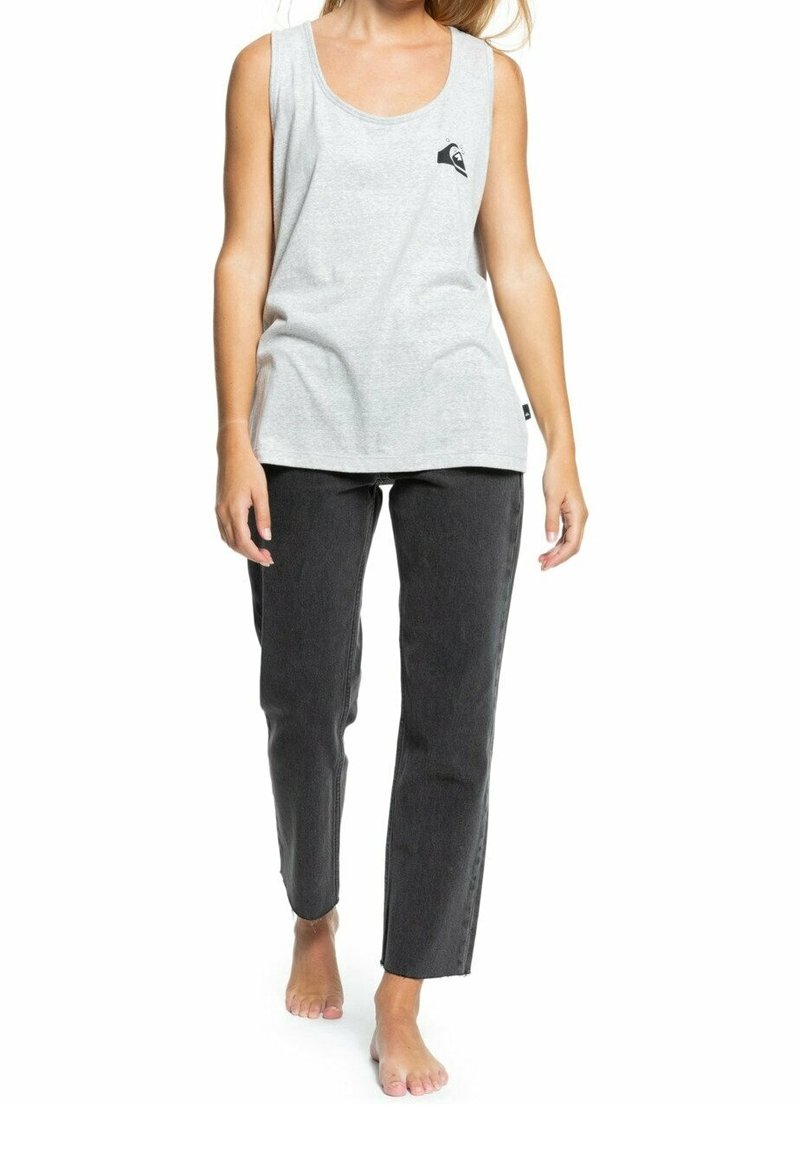 Grå linne med rund halsringning och liten svart logotyp, parat med högmidjade mörkgrå byxor med rak ben design.