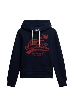 Granatowa bluza z kapturem z kieszenią z przodu, beżowymi sznurkami i czerwoną grafiką z napisem "JPN", "Superdry" i "Yokohama" z przodu.