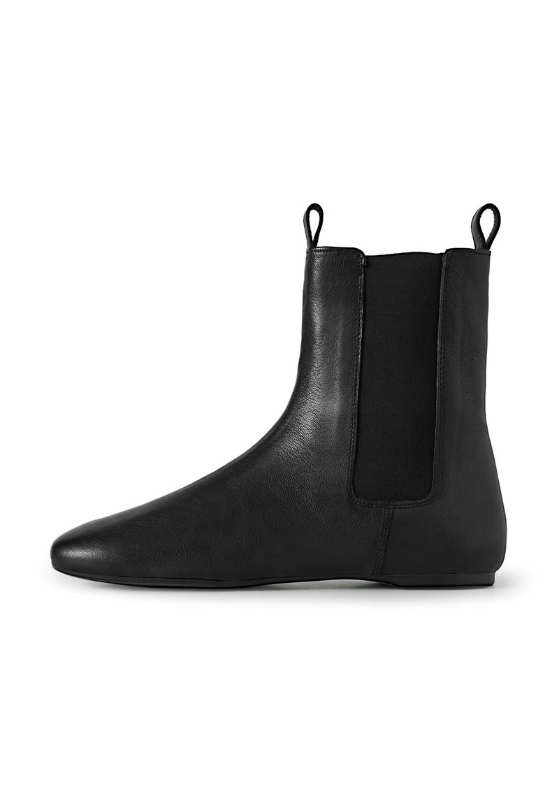 Botines de cuero negro con paneles laterales elásticos, forma elegante, punta afilada, textura suave y bucles para facilitar su uso.