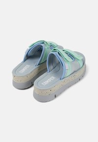 Sandales à enfiler bleu et menthe avec une semelle de plateforme texturée, dotées de brides réglables et d'une semelle intérieure rembourrée pour plus de confort.