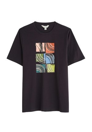 Camiseta de manga corta negra con un diseño abstracto colorido que presenta cuatro bloques en tonos de rosa, rojo, azul y verde. Material de algodón.