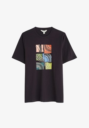 Melna t-kreklā ar īsām piedurknēm, kas rotāta ar krāsainu abstraktu dizainu, kurā ir četri blokveida papildinājumi rozā, sarkanā, zilā un zaļā krāsā. Izgatavots no kokvilnas.