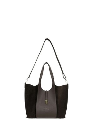 Bolso tote de cuero negro y marrón oscuro con asas dobles cortas, una correa de hombro ajustable y un broche metálico en la parte delantera.
