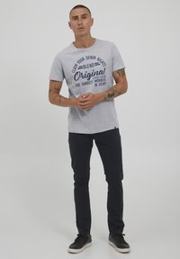 Blend MIKE - T-shirts med print - stone mix