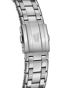 Bracelet de montre en acier inoxydable avec une finition polie, comportant des maillons entrelacés et un fermoir géométrique avec un logo gravé.