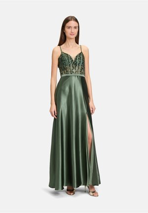 Grünes Satin-Abendkleid mit einem taillierten Oberteil, das mit kunstvollen Perlen verziert ist und einen tiefen V-Ausschnitt hat. Es besitzt einen hohen Schlitz bis zum Oberschenkel und dünne Träger.