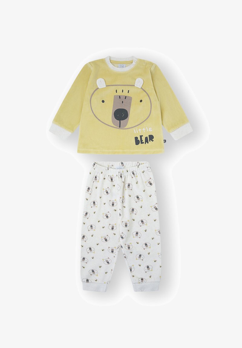 Parte superior de pijama amarilla con diseño de cara de oso; pantalones blancos a juego con patrón de pequeñas caras de oso y abejas; tejido suave, corte cómodo.