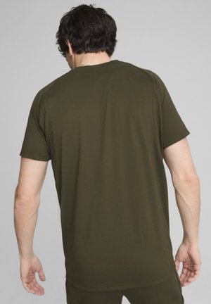 Oliven grøn kortærmet t-shirt i et glat, strækbart materiale med rund hals, prydet med et enkelt, rent design og lige kant.