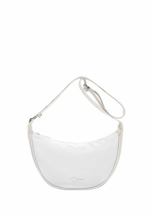 Weiße schultertasche in halbmondform mit verstellbarem riemen und kleinem silbernen logo in der mitte vorne vor weißem hintergrund.