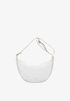 Weiße schultertasche in halbmondform mit verstellbarem riemen und kleinem silbernen logo in der mitte vorne vor weißem hintergrund.