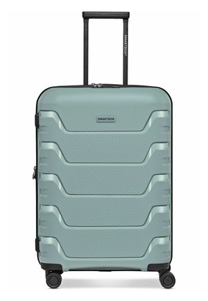 Hartschaliger mintgrüner Koffer mit vier Rädern, ausziehbarem schwarzem Griff und horizontal geriffeltem Design, beschriftet mit "SMARTBOX".