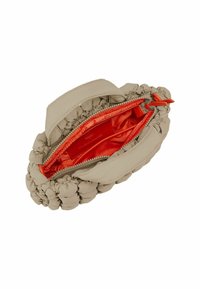 Borsa a tracolla beige, realizzata in materiale morbido, con un interno in satin arancione, chiusura con zip e due manici corti. Forma arrotondata e strutturata.