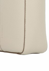 Beige Lederhandtasche mit texturierter Oberfläche, kontrastierenden Nähten und strukturierter Form. Keine sichtbaren Beschläge oder Akzente.