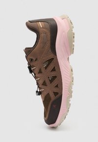 Chaussure de trail running marron et rose avec des panneaux en mesh, des découpes géométriques et une semelle beige robuste, vue de côté.