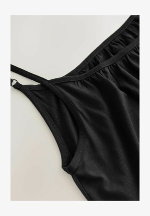 Débardeur noir à fines bretelles, avec des détails froncés au niveau de l'encolure et une texture de tissu douce et lisse. Aucune motif ni accent visible.