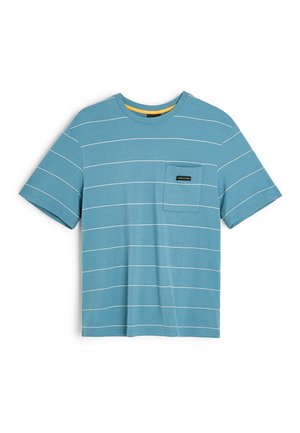 Niebieski T-shirt z krótkim rękawem, cienkimi białymi poziomymi paskami i kieszonką na piersi z małą czarno-żółtą metką.