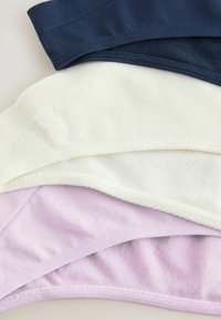 Trīs zeķu apakšveļas komplekti: tumši zils, balts ar ribojumu un gaiši violetais. Mīksts kokvilnas materiāls ar vienmērīgu šuvju apdari malās.
