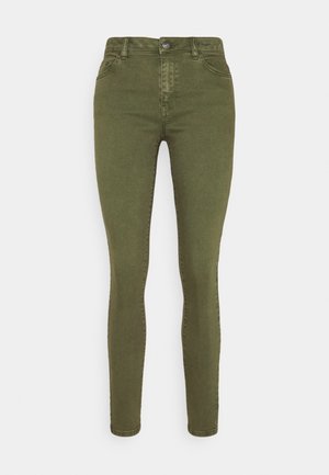 Oliivinvihreät korkeavyötäröiset skinny-farkut, joissa on etunapit ja vetoketjusuljin, vyölenkit ja etutaskut.