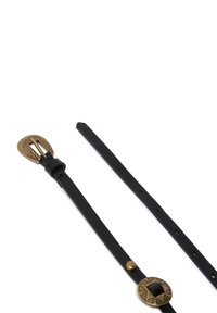 Zwarte leren riem met een getextureerde messing gesp en een geometrische accent. Bevat meerdere gaatjes voor verstelbaarheid. Gladde oppervlak, minimalistisch ontwerp.