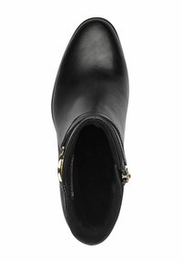 Botín negro de cuero hasta el tobillo con punta afilada, detalle de cremallera dorada y un suave forro interior. Diseño elegante con una textura lisa.