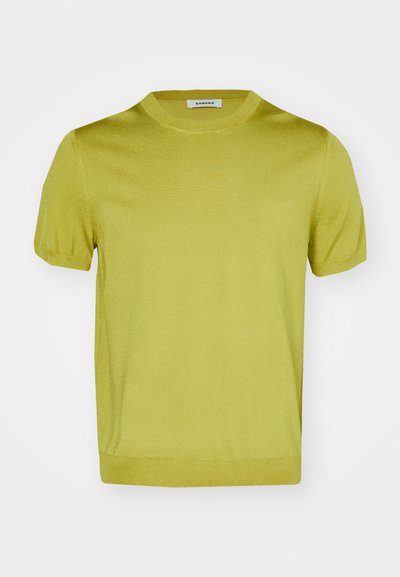 Tricou din tricot cu mânecă scurtă, de un verde lime strălucitor, având guler rotund și manșete și tiv orlate, fabricat dintr-un material moale și ușor.