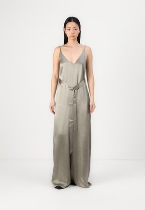 Robe maxi en satin dans un vert olive doux, avec un décolleté en V profond, des bretelles fines, des découpes sur les côtés et une ceinture à nouer à la taille.
