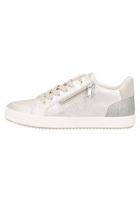 Zapatillas metálicas plateadas con acentos beige, que presentan una cremallera lateral, cordones en la parte frontal y detalles texturizados en el talón. Suela blanca.
