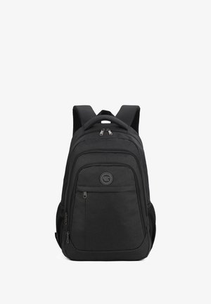 Schwarzer Rucksack aus strapazierfähigem Stoff, mit mehreren Reißverschlussfächern, gepolsterten Schultergurten und einem oberen Griff zum Tragen.